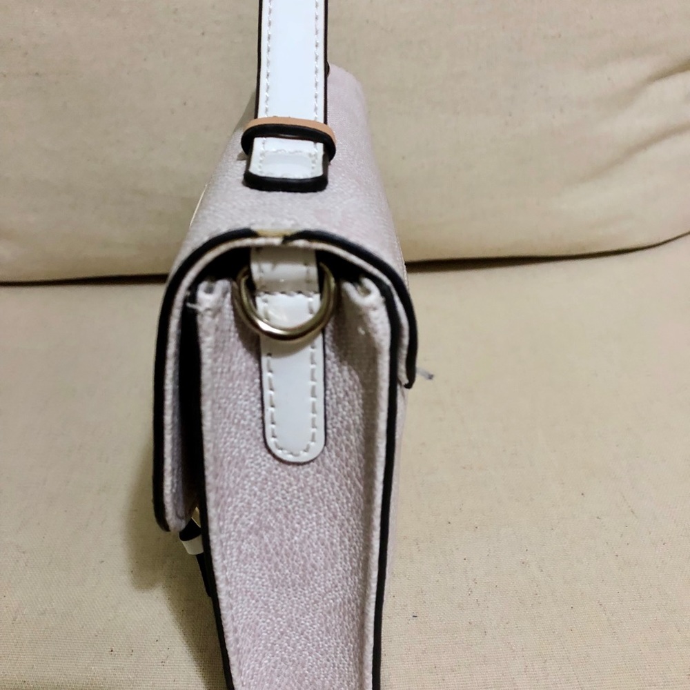 Handbags - Picture 4 of 8